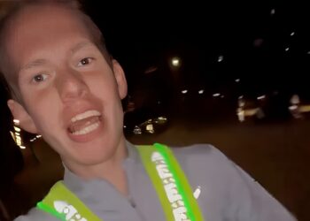 Multitasken tijdens hardlopen eindigt met een onverwacht harde klap