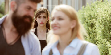 Jamie (26) boekt reis om bruiloft van vriendin te ontwijken