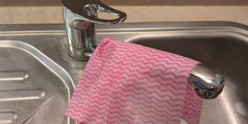 Waarom je geen natte doek oven de kraan heen moet hangen