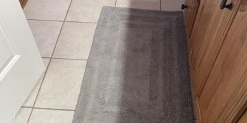 Heb jij een badmat in de badkamer liggen? Dit is waarom je die beter kunt weghalen