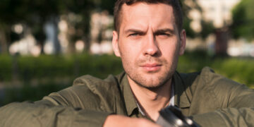 Noah (33) loopt weg als mensen kruidnoten pepernoten noemen