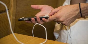 Leg jij jouw telefoon ’s nachts ook altijd aan de lader? Dit is waarom je dat beter niet kunt doen