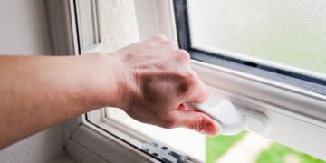 Moet het raam open of dicht tijdens het douchen? Zo zit het!