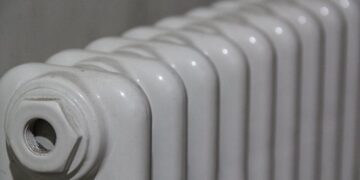 Dit is waarom je een bakje water op de kachel wil zetten