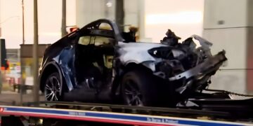 Vier vrienden overlijden in brandende Tesla nadat elektrische deuren niet opengingen