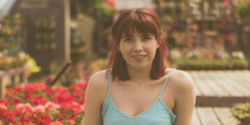 Eva (36): ‘Mijn buurman kijkt constant over de schutting – ik voel me in mijn eigen tuin bespied’