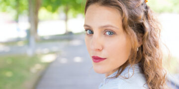 Iris (24): “Vrienden sluiten mij buiten omdat ik geen master heb gedaan”