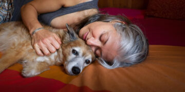 Lola (47): “Mijn man wil de hond in laten slapen, maar ik kan het gewoon niet”