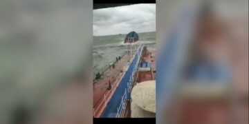 Video: bemanning filmt in tweeën gebroken Russische tanker op Zwarte Zee