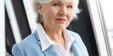 Esther (63): “Ik ben zo jaloers dat mijn dochter haar schoonmoeder leuker vindt dan mij”