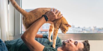 Dit is waarom mannen met katten betere partners zijn