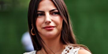 Kelly Piquet maakt excuses voor zwangerschapsaankondiging: “Erg moeilijk”
