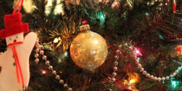 Deze (gevaarlijke) fouten maakt bijna iedereen met kerstdecoratie! Nooit meer doen