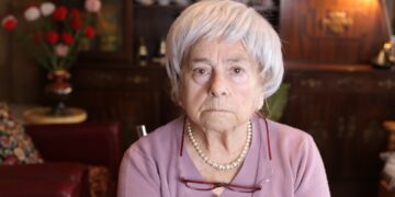 Oma geeft identieke kerstpyjama’s aan haar 5 kleinkinderen, maar sluit één kleinkind uit