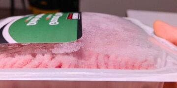 Dit is waarom opgeblazen voedselverpakkingen je gezondheid in gevaar brengen