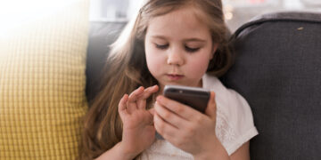 Kinderen en hun schermtijd: dit zijn de voordelen, nadelen en 5 simpele tips
