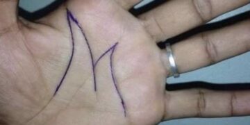 Waarom sommige mensen een ‘M’ op hun handpalm hebben