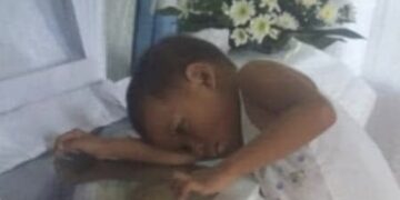 Jongen knuffelt kist van moeder nadat ze is overleden tijdens de geboorte van zijn broertje