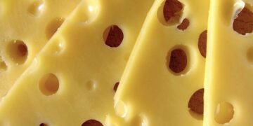 Dit gebeurt er met je lichaam als je te veel gatenkaas eet (het is echt zo)