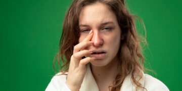 Niet snuiten maar snuiven: hierom moet je snot dus doorslikken