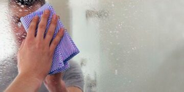 Met deze simpele truc heb je nooit meer vette vingers op je spiegel