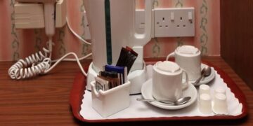 Jakkes! Dit is waarom je nooit de wakerkoker in een hotel moet gebruiken…