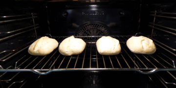 Waarom je broodjes beter niet in de oven moet afbakken