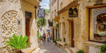 Femke (26): ”Ik emigreerde naar Frankrijk. Maar het is zo vermoeiend om een andere taal te praten…”