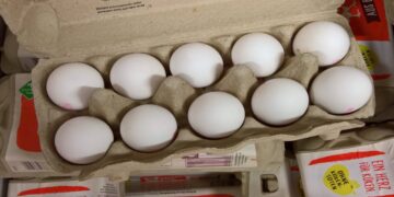 Hierom worden eieren in de supermarkt niet gekoeld bewaard