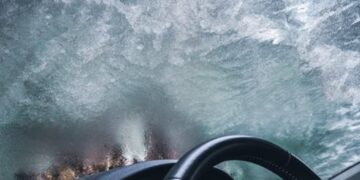 Autoruit aan de binnenkant bevroren? Dit kun je het beste doen