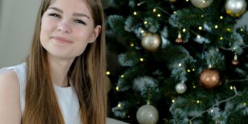 Kim (28): ”Ik ben te lui om de kerstboom af te tuigen dus laat ik hem staan tot eind maart.”