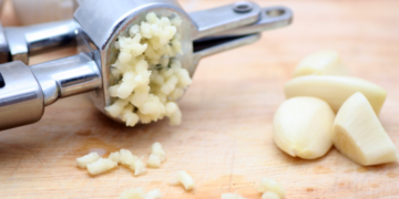 Gebruik je wel eens een knoflookpers? Dit is waarom je dat eigenlijk niet meer zou moeten doen