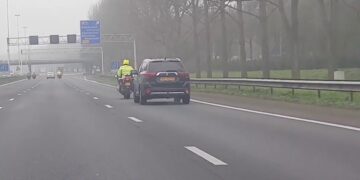 Motoagent helemaal klaar met deze automobilist en laat even zien we de baas is…