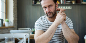 Ronald (43): ”Mijn kinderen mogen niet meer thuiskomen van mijn nieuwe vriendin..”