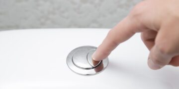 Dit is waar de 2 knoppen voor dienen bij het toilet (het is niet wat je denkt!)