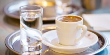 Aha, daarom krijg je dus een glaasje water voorgeschoteld bij je koffie