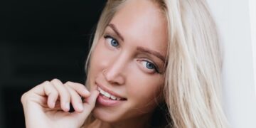 Evie (32): “Omdat mijn man een lelijke rijkaard is, vinden ze mij een golddigger”