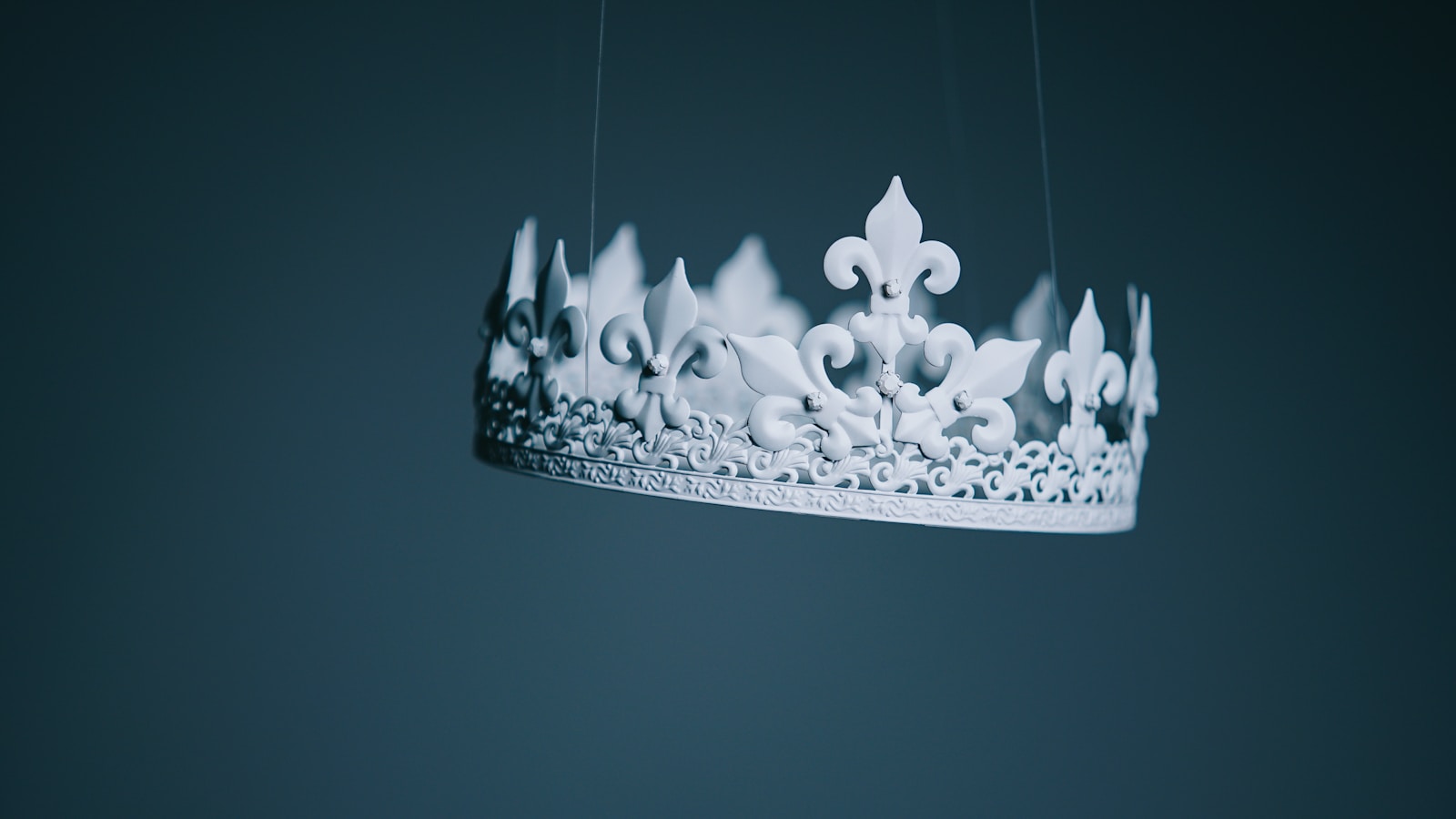 Shallow focus photography white crown hanging decor