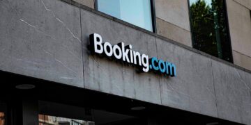 a sign on the side of a building that says bookking com