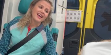 Hartverwarmend: zangeres Yvon zingt in ambulance voor terminaal zieke vrouw