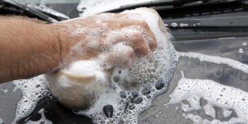 Pas op! Deze hoge boete kun je krijgen voor het wassen van je auto op straat