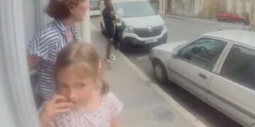 Moeder en dochter staan voor de deur als een asielzoeker verschijnt. Gelukkig legt de deurbelcamera alles vast