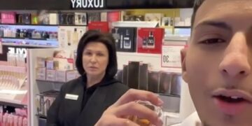 Parfumeriemedewerker kijkt machteloos toe hoe asielzoeker haar uitdaagt en elk duur geurtje leegspuit op zichzelf