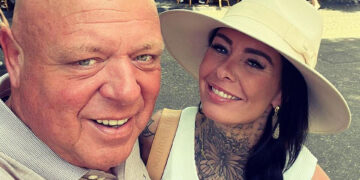 Publiek pest valszingende Wendy van Hout van podium af