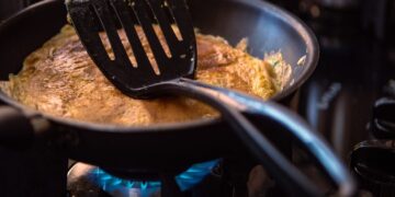 Experts waarschuwen voor plastic lepels, gardes en spatels tijdens het koken: “Levensgevaarlijk”