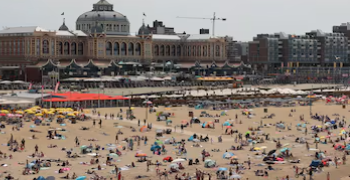 Jasmine (36) vindt een dagje strand te duur worden: “Koffie van €5 en portie bitterballen van €10? Ik smeer mijn eigen boterhammen wel!”