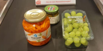 Wie moet het beurtbalkje neerleggen aan de kassa in de supermarkt?