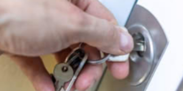 Daarom moet je je voordeur ’s nachts niet op slot doen