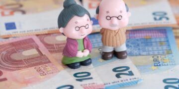 Krijg je voor het eerst AOW? Zo voorkom je dat je achteraf moet bijbetalen