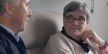 Het Familiediner-kijker gaan helemaal los koppige oma Annie en zeggen allemaal hetzelfde